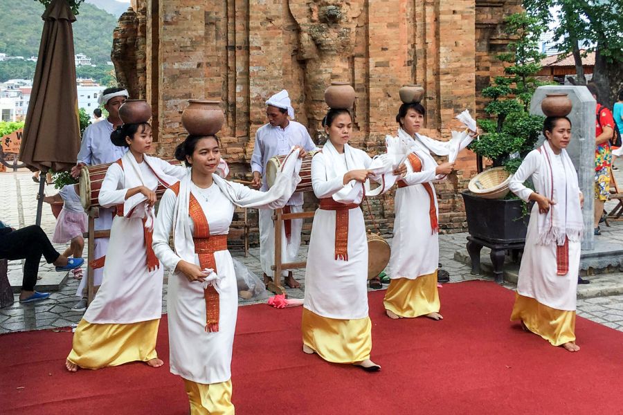 Cham dance performances at the temple
