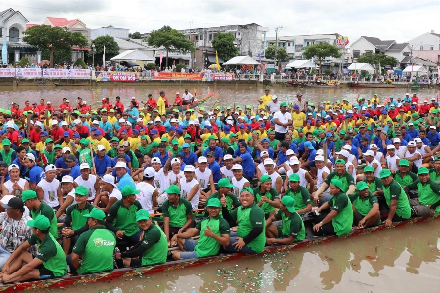 The rowers are full of excitement before the race begins