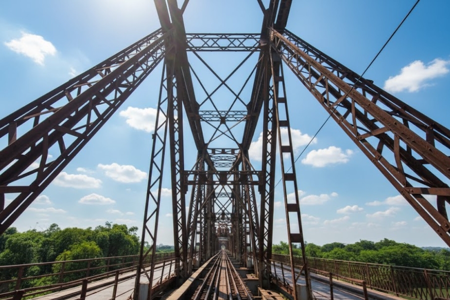 The structure and the three lanes on the bridge