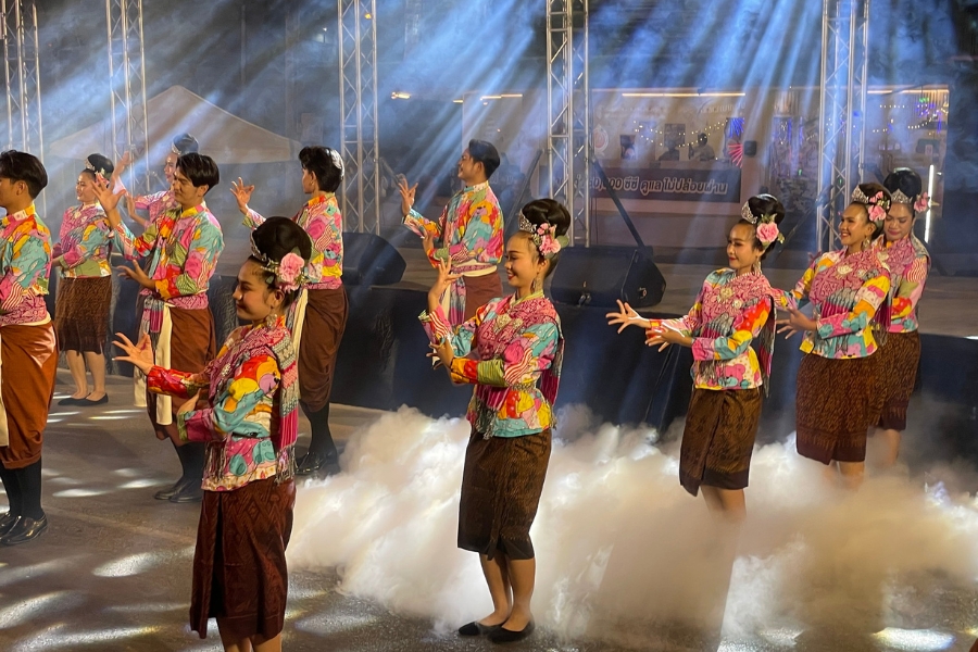 Don’t forget to enjoy mor lam music every evening