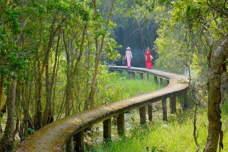 Breathtaking views inside Tan Lap Floating Market Long An