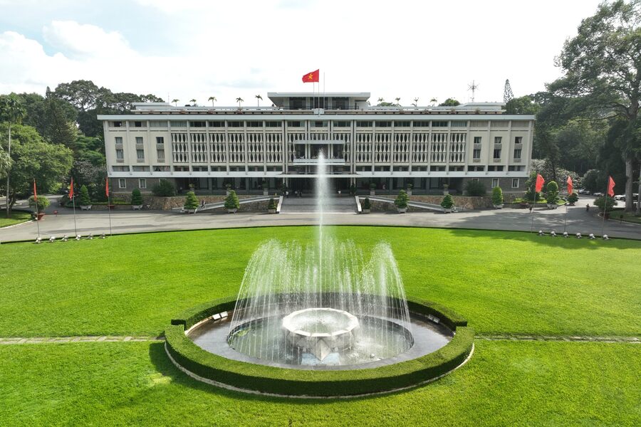 Outside Independence Palace. Photo: Ideabank