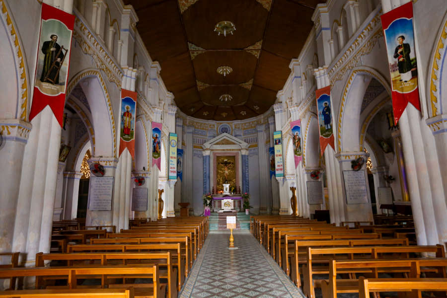 You can get to the church quickly and easily by many ways. Source: iVIVU