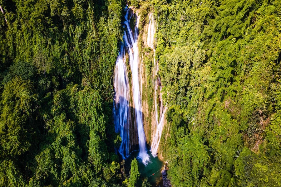 Khuoi Nhi Waterfall is a beautiful pearl of the Northeastern Vietnam. Source: Phuotvivu