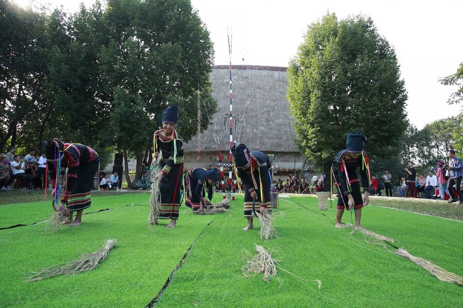 Jrai people perform a new rice harvest ceremony in front of Rong house. Photo: Pham Minh