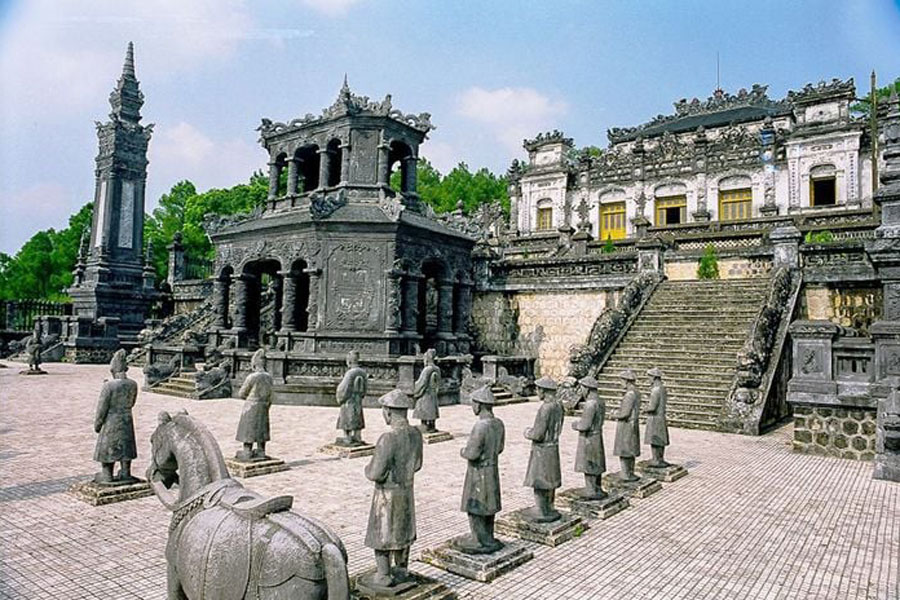 Nghi Mon Gate and Bai Dinh Yard