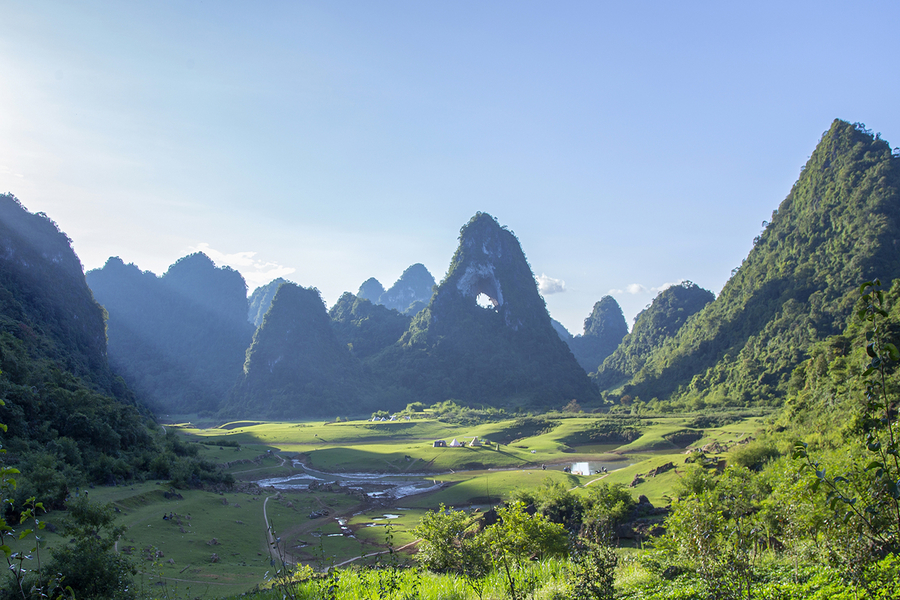 The scenery around the waterfall is also very beautiful. Source: Cao Bang tourist gate