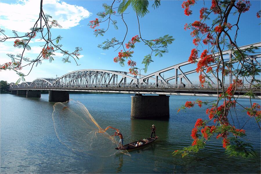 Truong Tien Bridge - Another symbol of Hue. Photo: Visit Hue