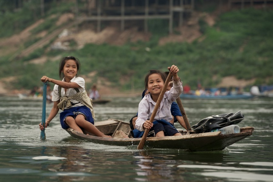 daily lives of laotian living along the river