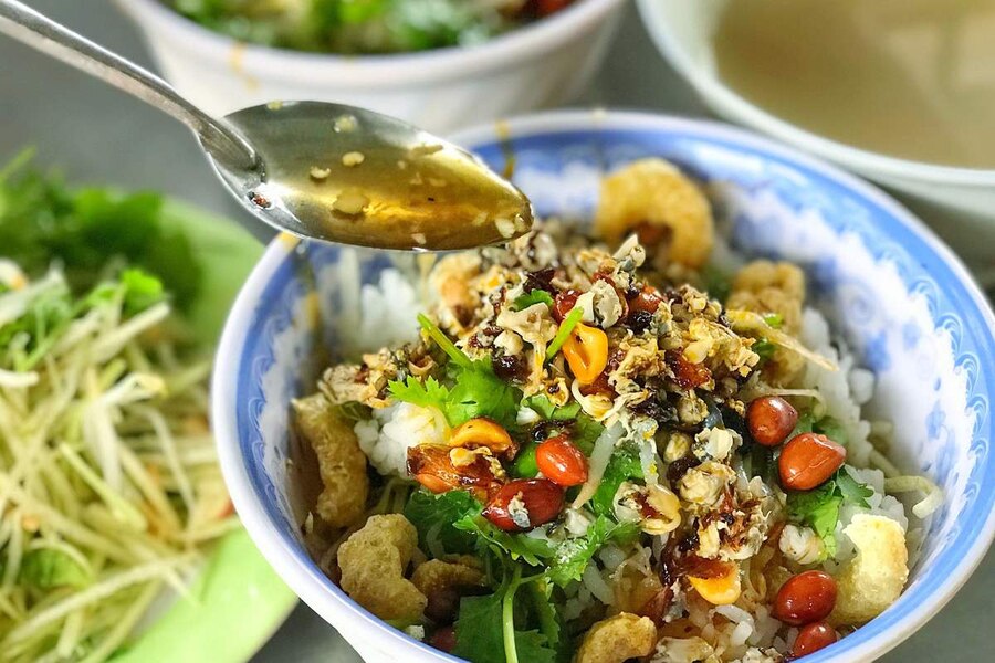 Mussel rice has simple ingredients and preparation, but its flavor is irresistible. Photo: Crystal Bay