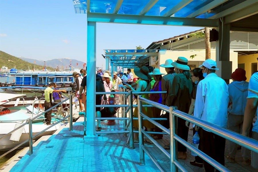 Tourists depart from Vinh Truong Port to Hon Mieu