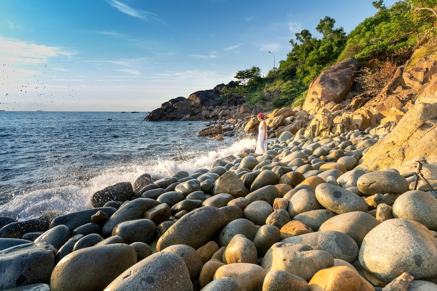 Taking photos and chilling out on the beach to feel its beauty. Source: Vietjet Air
