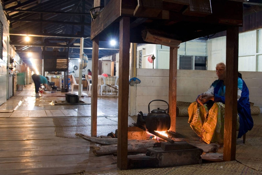 People are cooking on the firepit in the longhouse of Bario