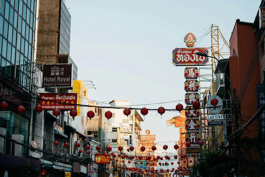 Walking through Bangkok’s Chinatown, you face a fusion of Sino-Thai buildings and neon signage