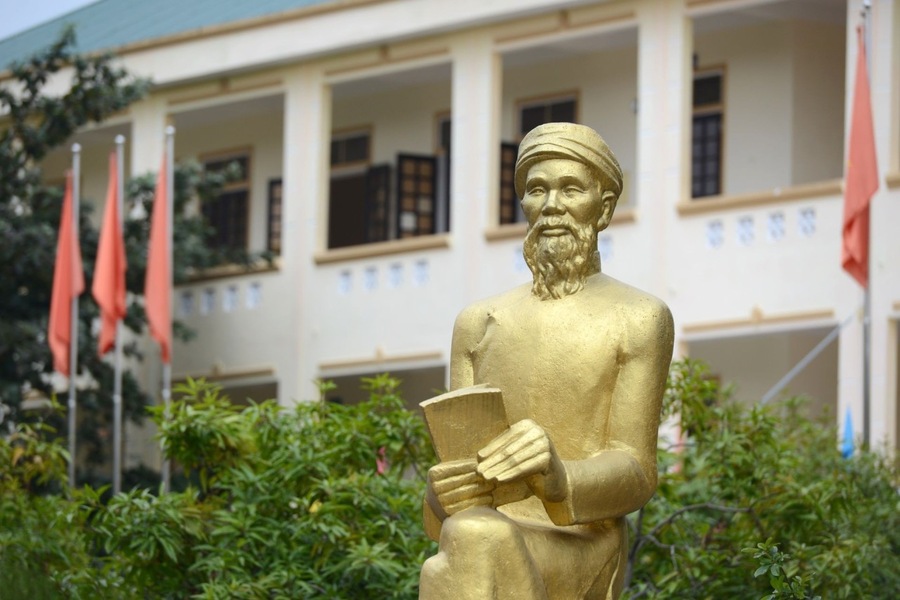 The statue of Phan Boi Chau at the gifted school was named after him in Nghe An Province. Photo: Zing