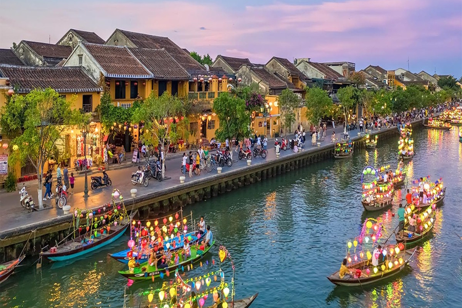The shimmering beauty of Hoi An with ancient houses and colorful lanterns. Source: Crystal Bay
