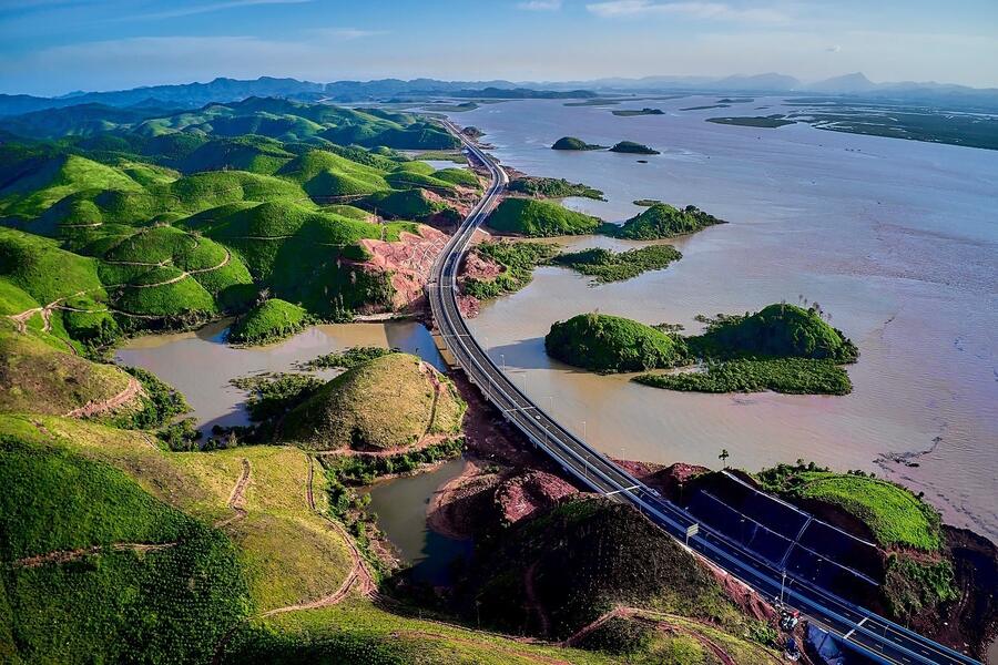 Van Don - Mong Cai sea-crossing expressway. Photo: Lao Dong