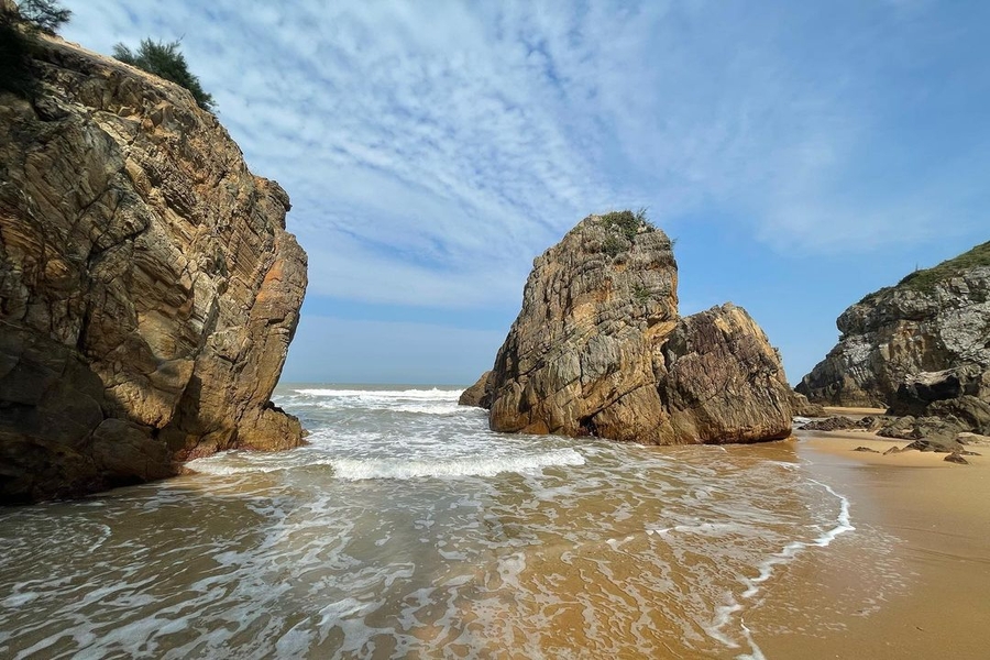 Exploring the rocks at the beach is exciting. Source: iVIVU