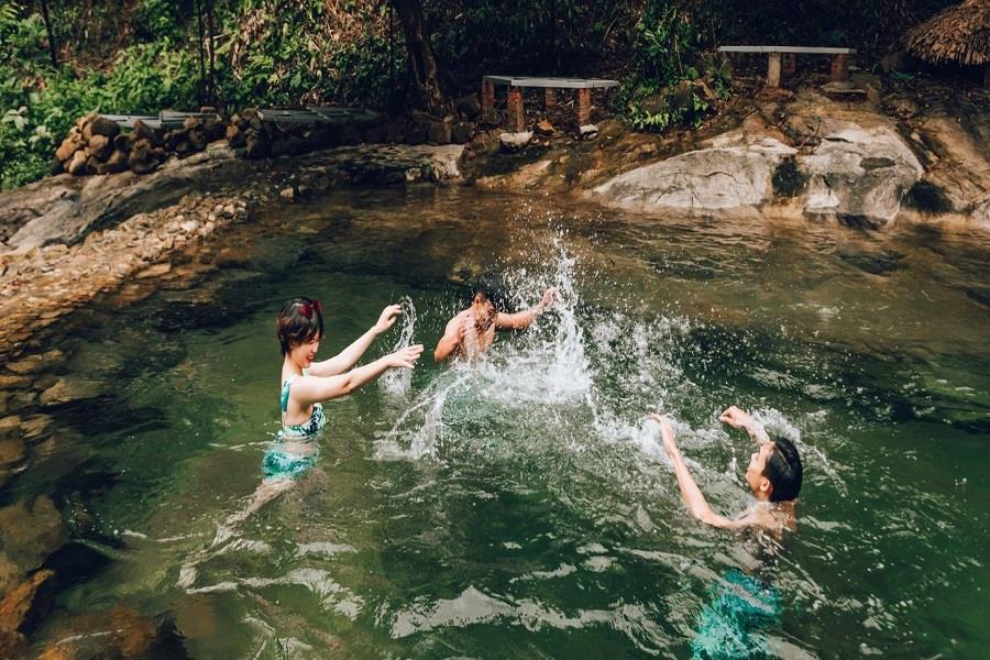 Take a bath in the stream to enjoy the cool water
