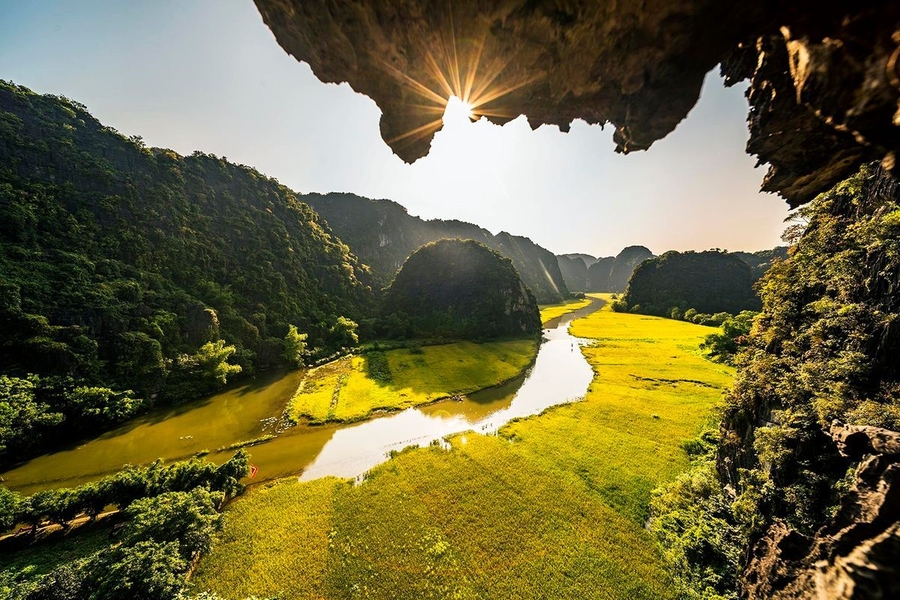 From the peak, you will have a panoramic view of the golden rice fields. Source: Crystal Bay