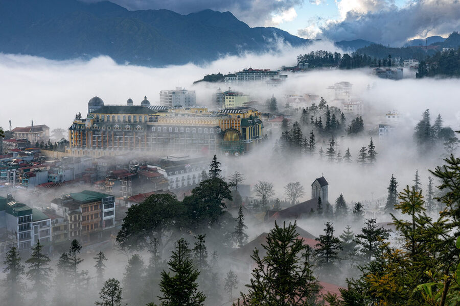 The misty fog surrounds the town. Photo: Thanh tra