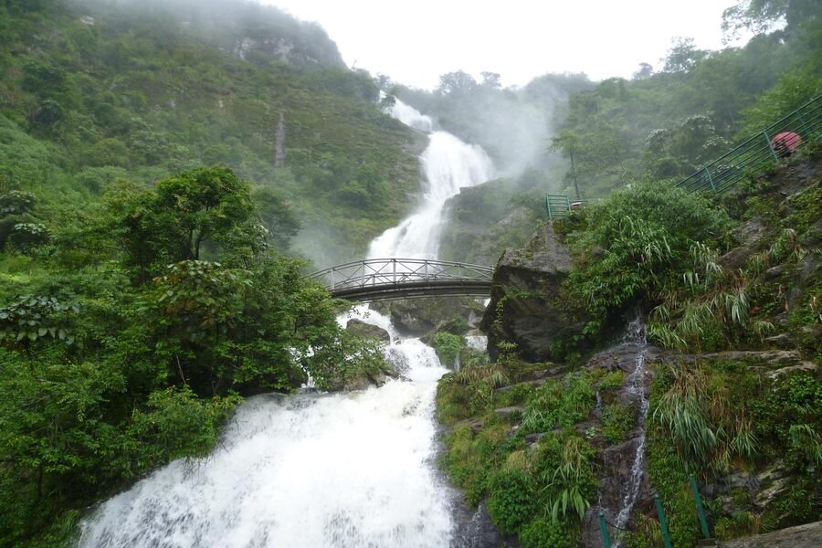 A close-up of the waterfall cascading down as white as silver. Photo: Dulichvietnam