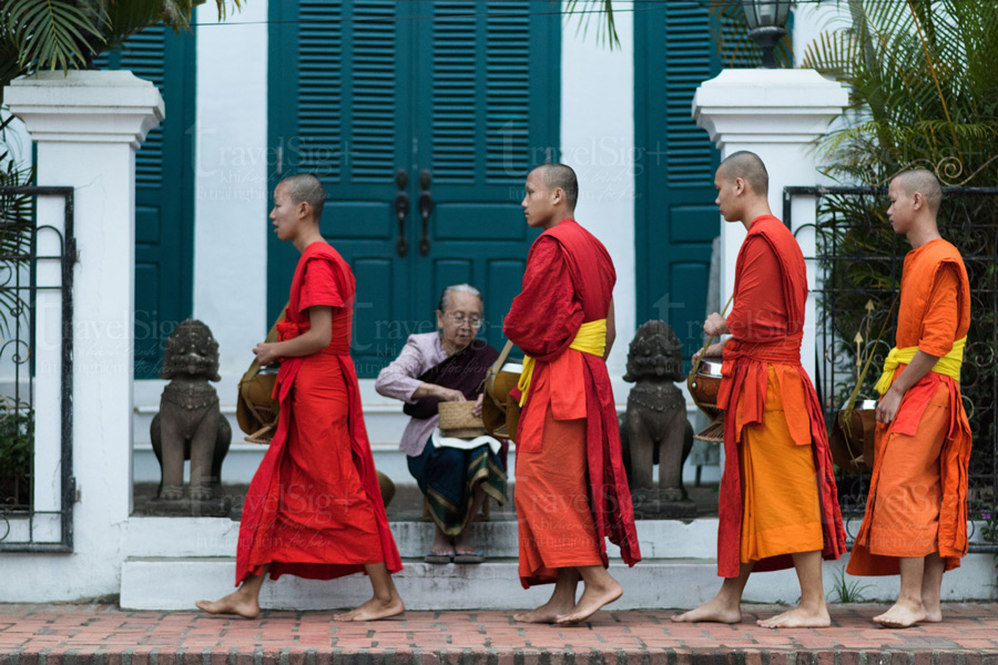 Slow travel in Laos: Buddism