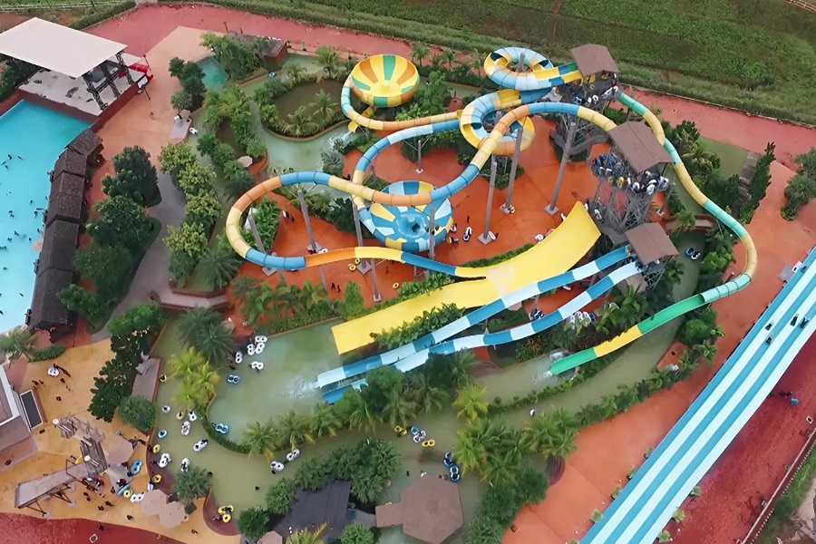 Under the blazing sun, the Water Park becomes the star of the day