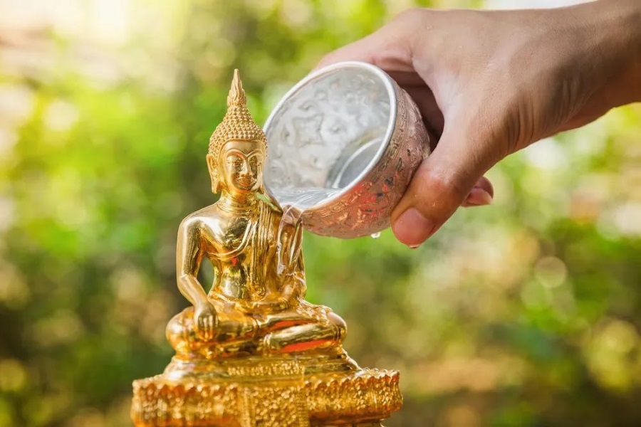Buddha Statue is watered to show the respect of people