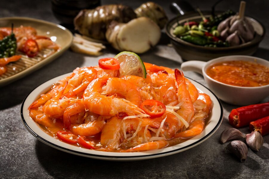 The dish has the characteristic sour and spicy flavor of central Vietnamese cuisine. Photo: VinWonders