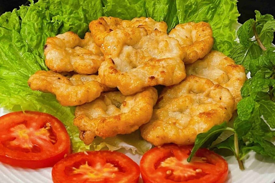 Squid cake should be on top of the list whenever you come to Ha Long. Photo: Dulich Today