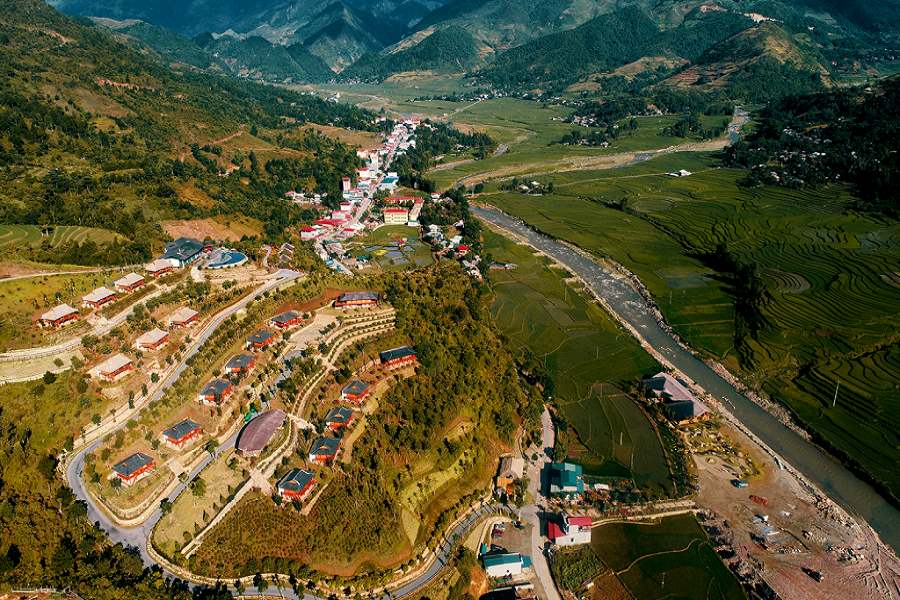 There are several options for tourists to go to Tu Le Valley
