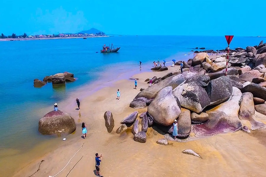 Swimming and chilling out on the beautiful beach. Source: Hoang Viet Travel