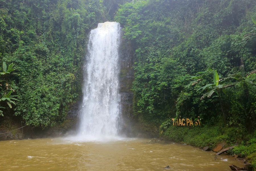 You’ll find this waterfall inside the Pa Sy tourist area