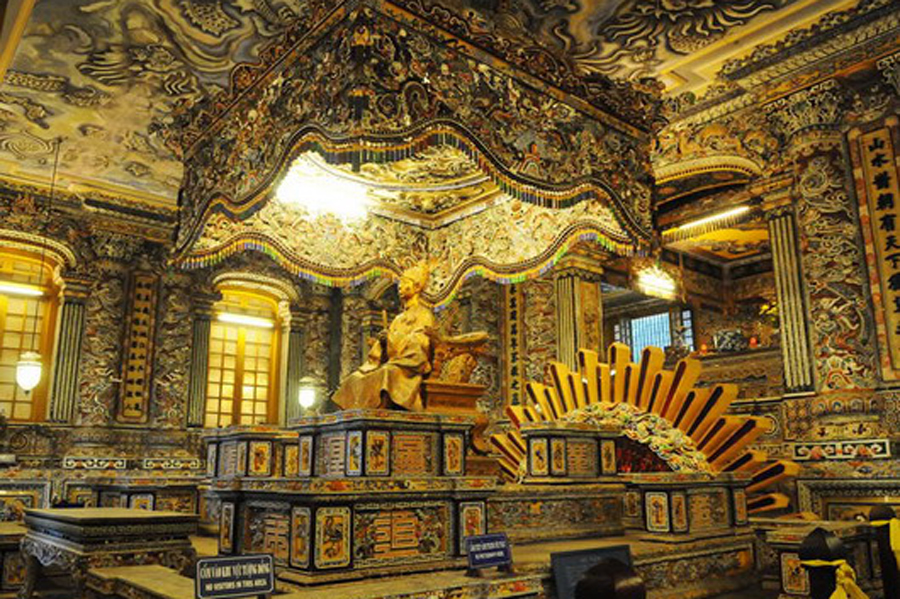 The brozone statue of King Khai Dinh 