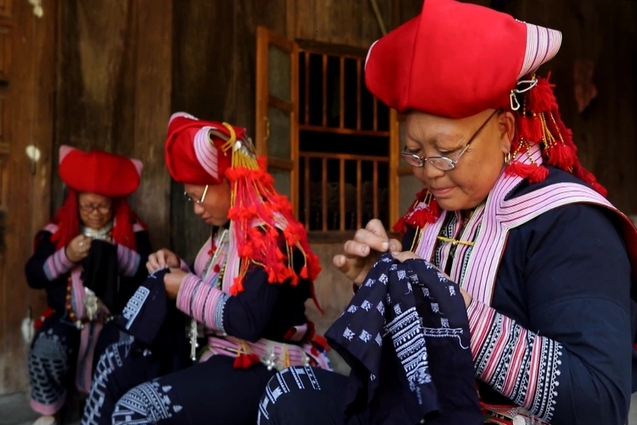 Brocade making of the Red Dao people. Source: LE TRAVEL