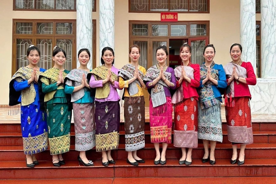 In other cases, Lao also wear traditional clothes. Source: Kien Thuc Nganh Du Lich