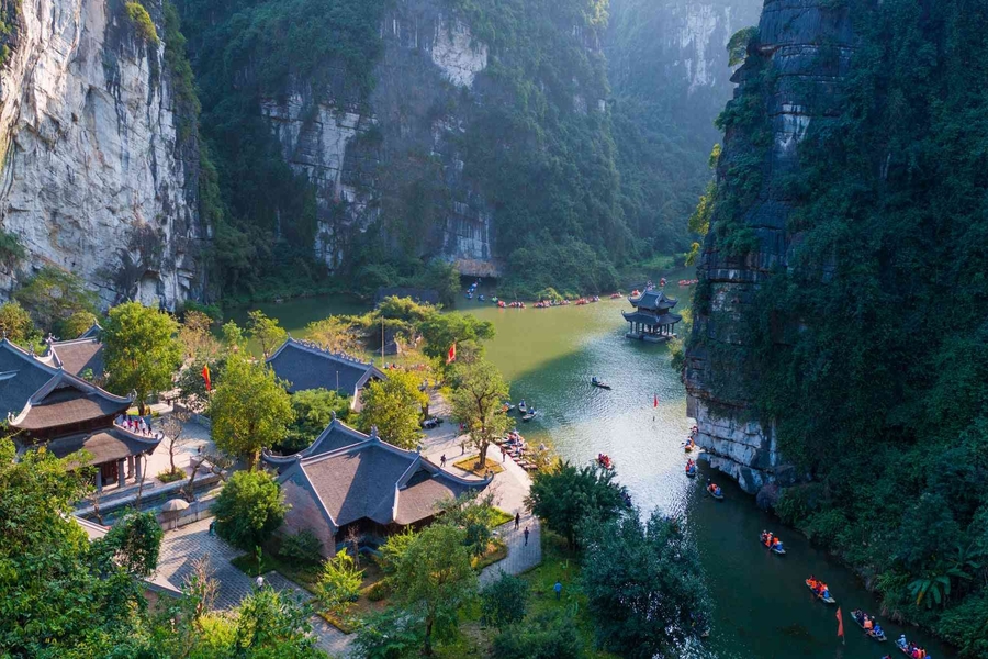 The scenery in Trang An is like a poetic painting in early May. Source: Vietravel