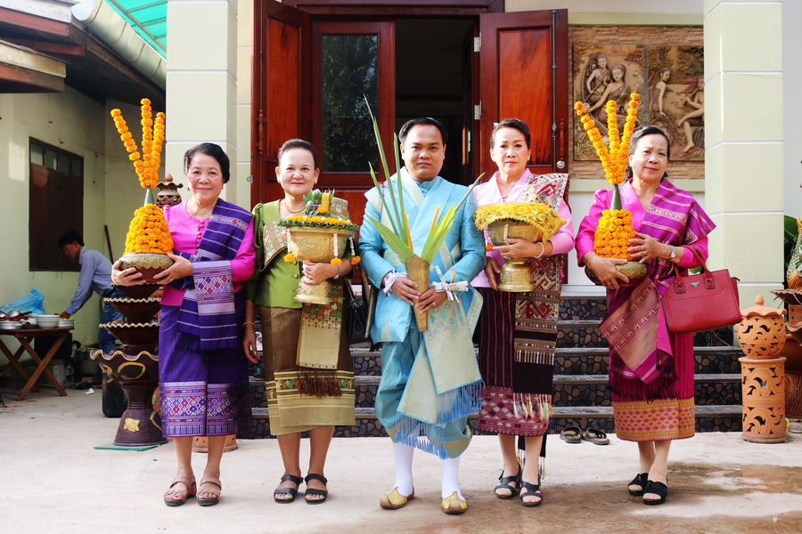 The difference between the costumes of men and women. Source: Bao Phu nu Viet Nam