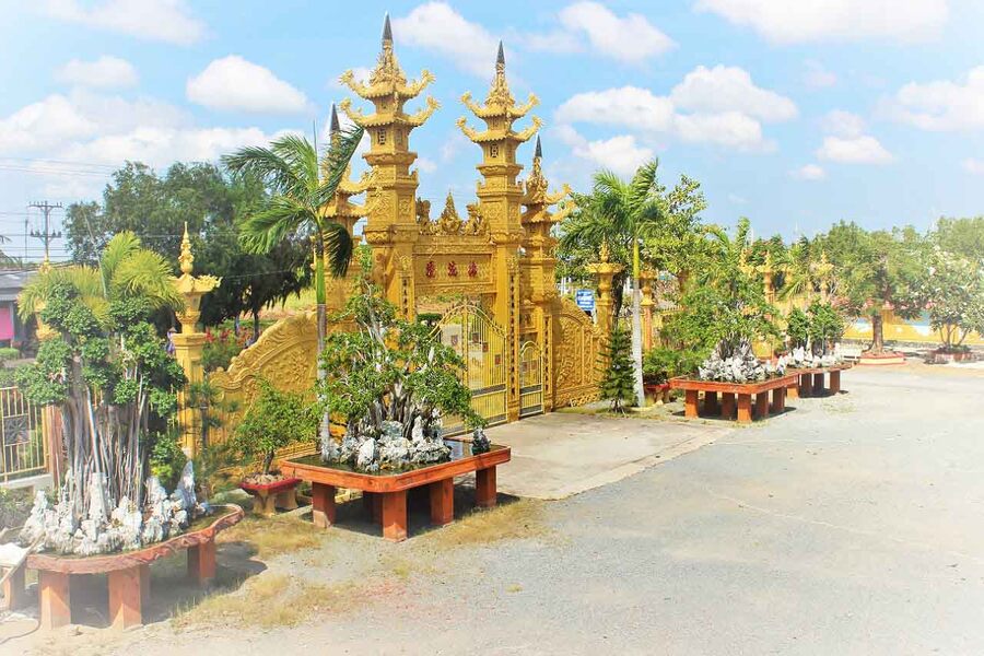 The bright Three-entrance Gate attracts the eyes of passersby when visiting Binh Dai District. Source: Nucuoimekong