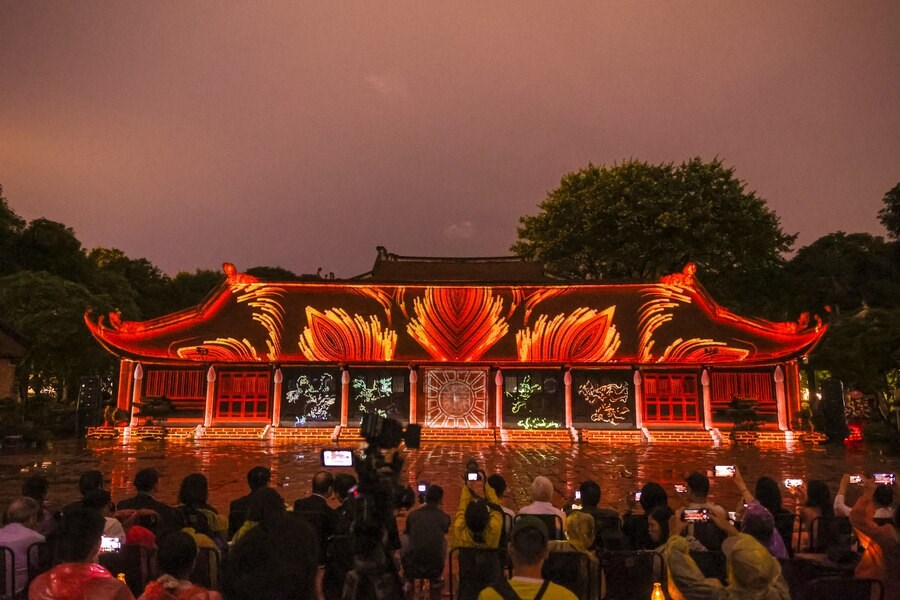 A 3D mapping show projected onto a building in the Temple of Literature. Toquoc
