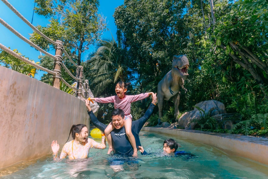 To make the most of your Hua Hin vacation, a visit to Vana Nava Water Jungle is a must