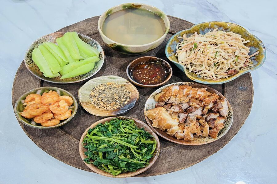 Many Vietnam dining etiquette rules have been passed down through generations