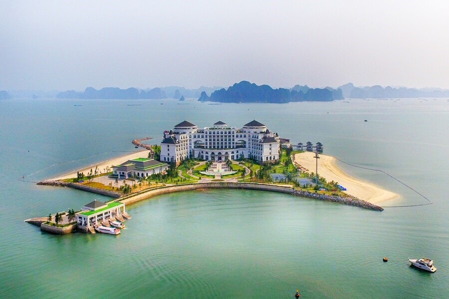 Vinpearl Ha Long is entirely built on an island near the city. Photo: VinTravel