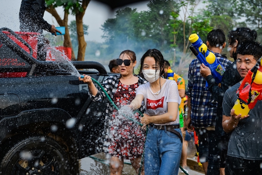 Splashing water on each other is a way to express hope, so don't miss it. Source: Travstore