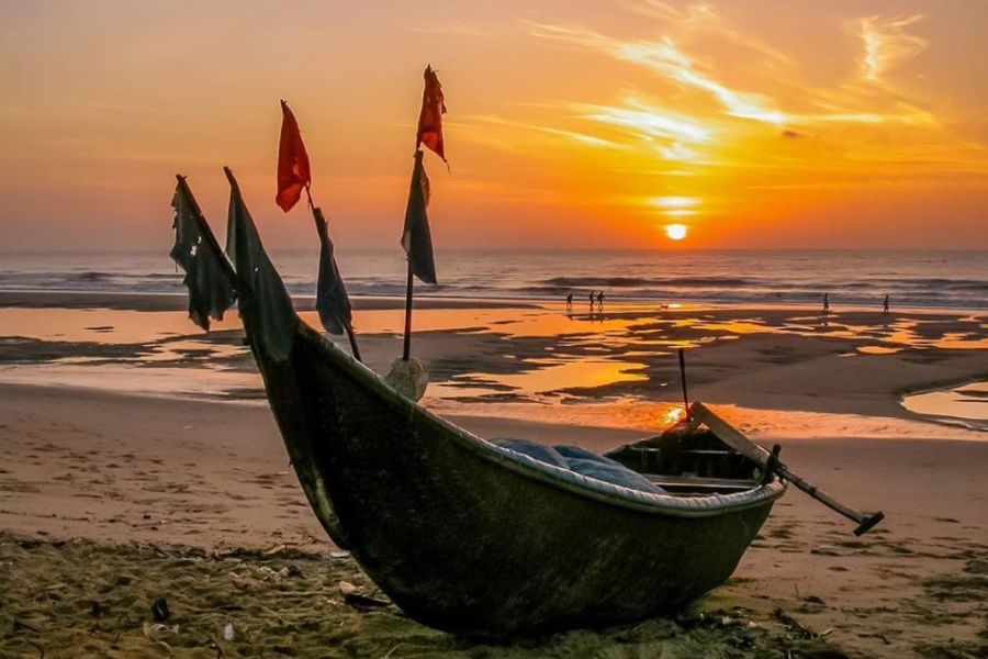Phuoc Hai Beach captivates visitors with its crystal-clear waters, stretches of fine golden sand, and vast, open space. 