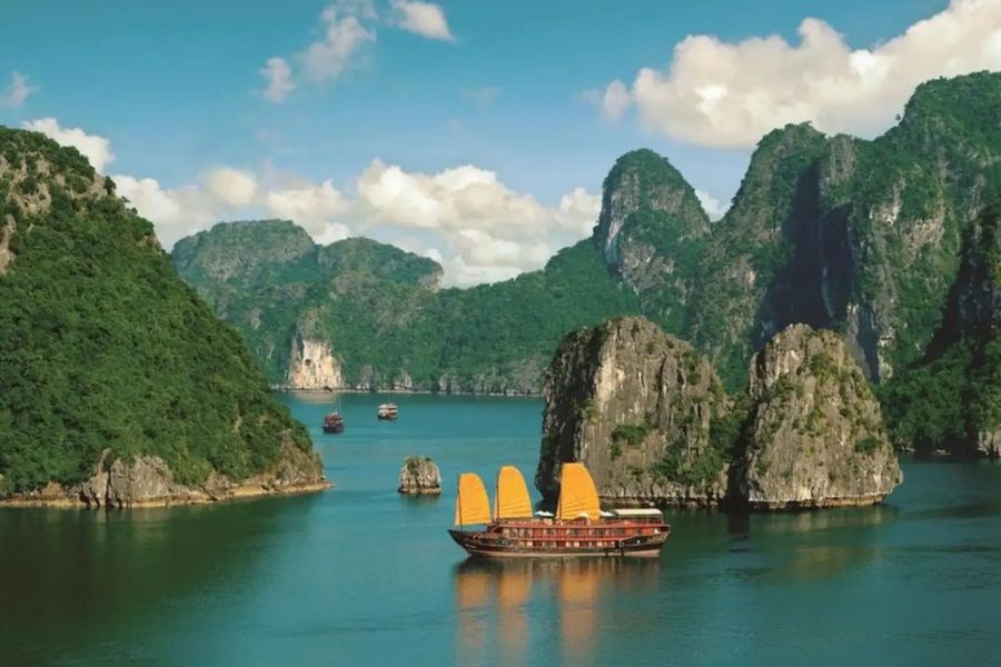 Vietnam Tour 15 Days – a journey across the country to discover the rich and diverse beauty of Vietnam. 