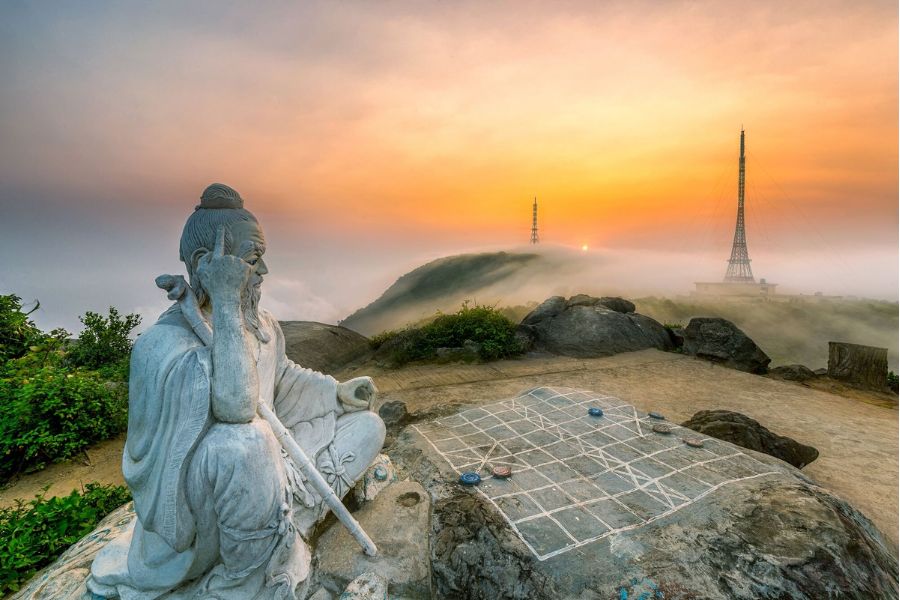 Son Tra Peninsula – Watching the Sunset from the “Rooftop” of the City.