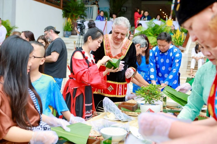 Tourists enjoy making their own “banh chung” during the Tet Holiday