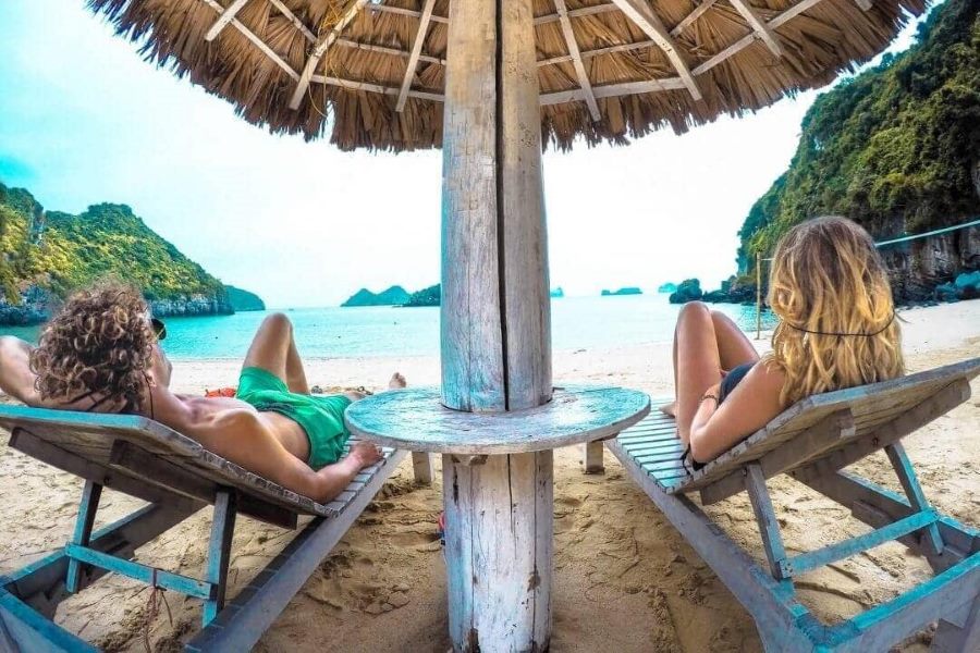Couple relaxing by the water in Ha Long Bay (Source: Hai Phong)
